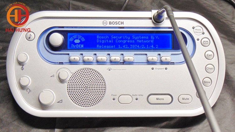 Màn hình LCD và các phím chức năng năng trên bàn phiên dịch DCN-IDESK