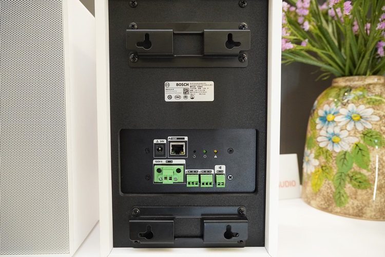 Thiết kế mặt sau thiết bị PED-UC15L-IP