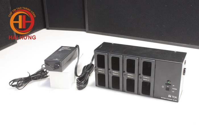 Bộ sạc BC-900 CE và bộ đổi nguồn AC đi kèm