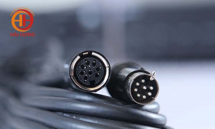 2 cổng kết nối 8 chân của cáp TOA YR-780-10M