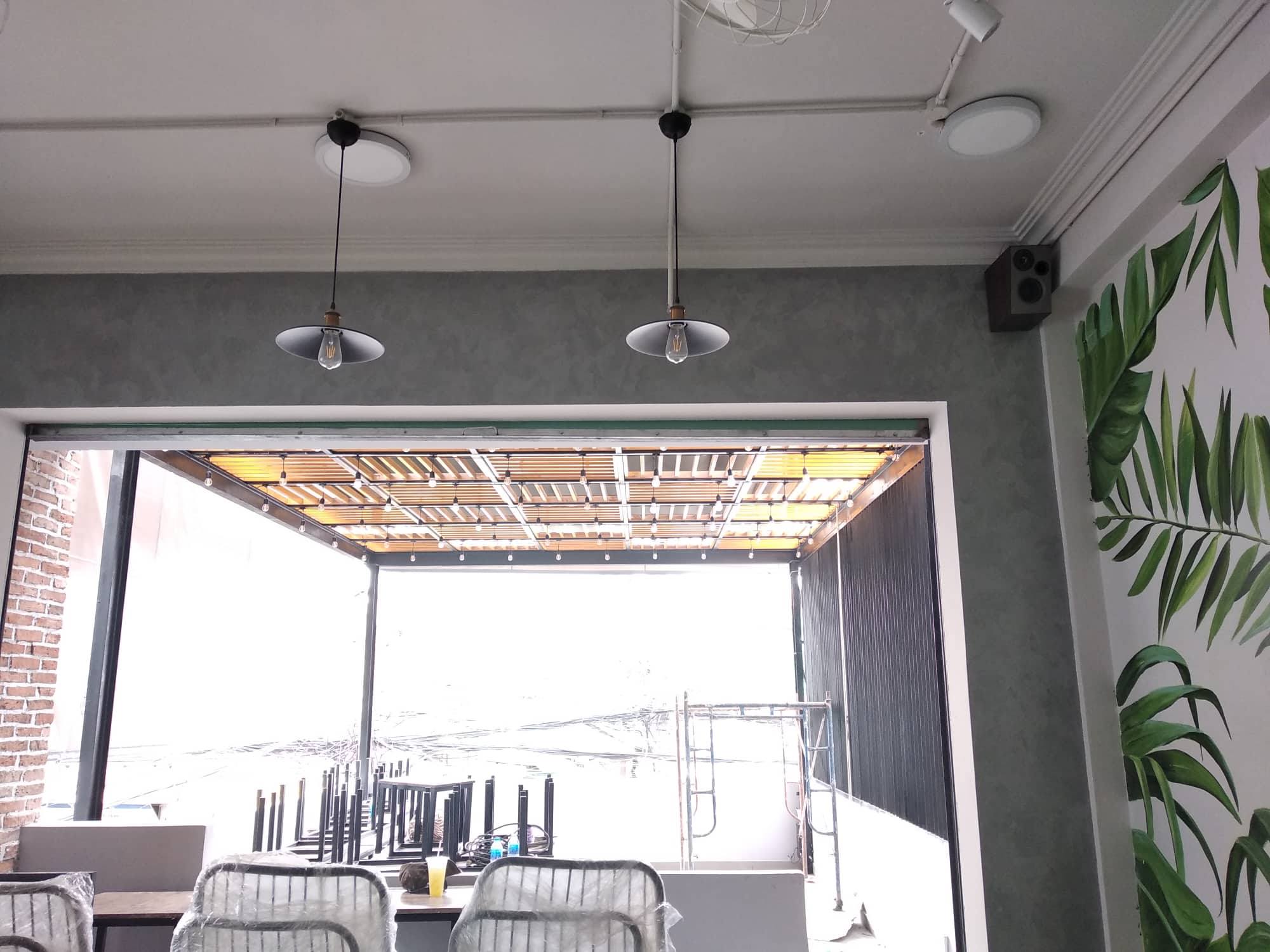 Loa treo quán Cafe được thiết kế hiện đại, bắt mắt giúp tạo điểm nhấn cho không gian của quán