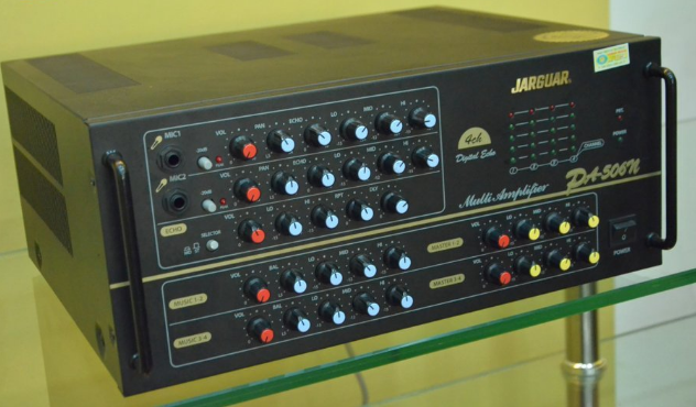 Amply hát văn là thiết bị hỗ trợ cho khuếch đại tín hiệu âm thanh ra các thiết bị như loa, tai nghe, bàn mixer