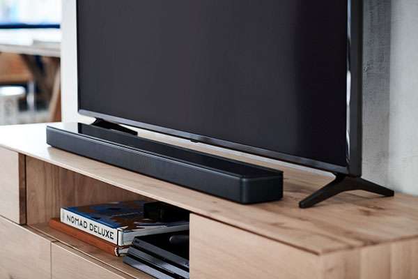 Đặt loa Soundbar trên kệ Tivi rất dễ sử dụng