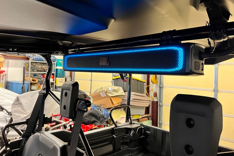 RALLYBAR XL thuộc dòng loa thanh (soundbar) dễ dàng lắp đặt trên xe ô tô