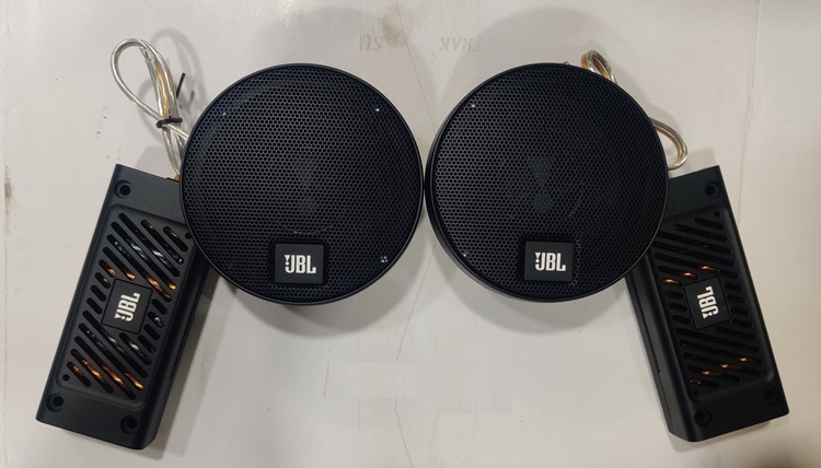 Loa Mid-range JBL STADIUM 32S lắp trên xe ô tô